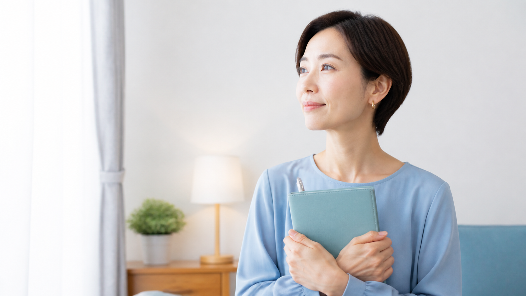 受診について考えながら手帳を持つ女性
